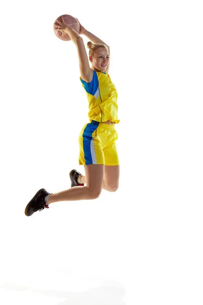 Motivovaná Soustředěná Mladá Dívka Pohybu Skákající Míčem Hrající Basketbal Bílém — Stock fotografie