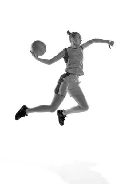 バスケットボールゲーム中の若いスポーツ少女の黒と白の画像 白のスタジオの背景に対するトレーニング プロスポーツ 健康的なライフスタイル アクションと運動の概念 — ストック写真