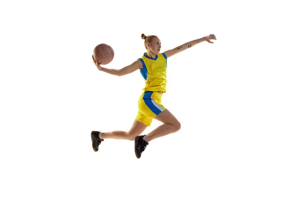 年轻姑娘在运动 投球在跳 训练篮球在白人工作室的背景 职业运动 业余爱好 健康生活方式 动作和运动的概念 — 图库照片