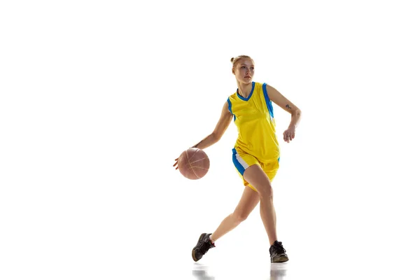 Soutěž Mladá Sportovní Dívka Basketbalista Uniformě Trénink Hraje Bílém Pozadí — Stock fotografie