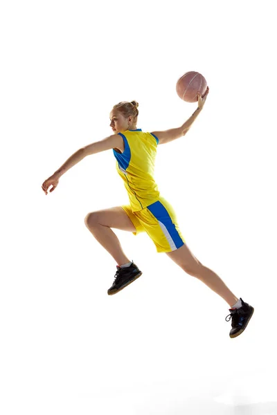 全长形象的年轻女孩 篮球运动员在运动 扔球的白色工作室背景 职业运动 业余爱好 健康生活方式 动作和运动的概念 — 图库照片