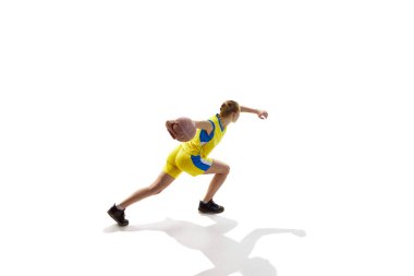 Genç sporcu kızın dinamik en iyi görüntüsü, antrenman, beyaz stüdyo geçmişine karşı basketbol oynamak. Isome Manzarası. Profesyonel spor, hobi, sağlıklı yaşam tarzı, eylem ve hareket kavramı