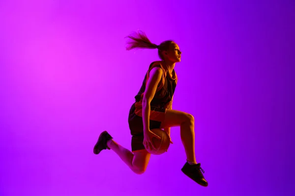 Dynamisch Beeld Van Vrouwelijke Basketbalspeler Jonge Meisje Training Met Bal — Stockfoto