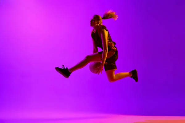 Jong Meisje Vrouwelijke Basketbalspeler Beweging Training Spelen Tegen Witte Studio — Stockfoto