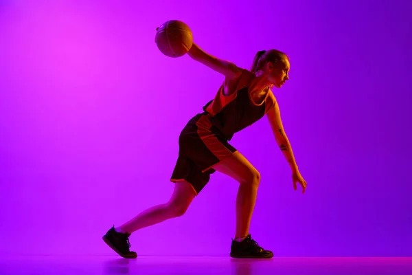 若い女の子は 運動中の集中女性バスケットボール選手 ドリブルボール 白いスタジオの背景に対するトレーニング プロスポーツ 健康的なライフスタイル アクションと運動の概念 — ストック写真