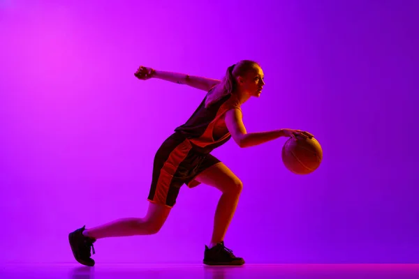 Young Girl Concentrated Female Basketball Player Motion Dribbling Ball Training — Stock Photo, Image