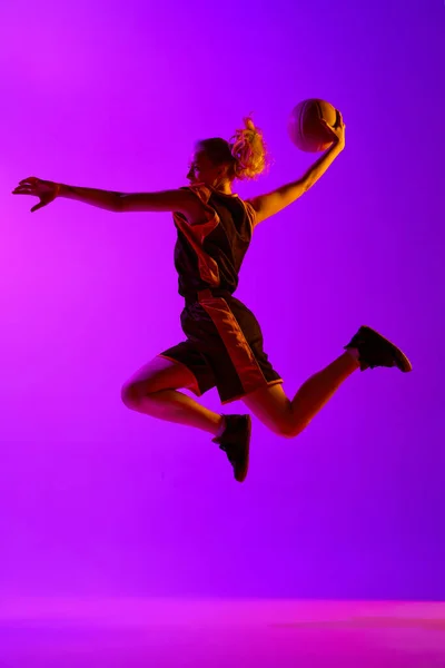 Dynamisches Bild Einer Jungen Basketballspielerin Die Mit Ball Vor Weißem — Stockfoto