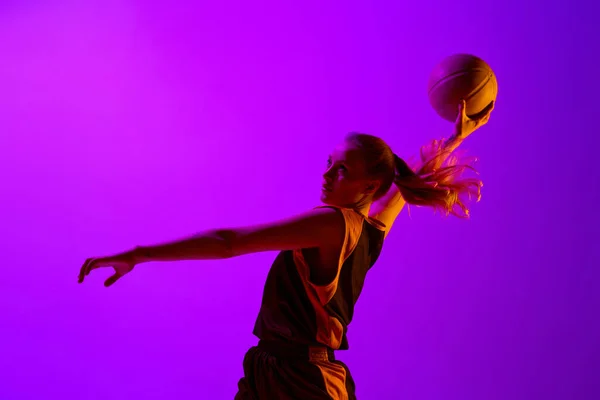 ボールをバスケットに投げ込む 女子バスケットボール選手 運動中の少女 トレーニング 白いスタジオの背景と対戦 プロスポーツ 健康的なライフスタイル アクションと運動の概念 — ストック写真