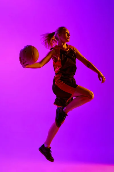 若い女の子の完全な長さの画像 運動中の女性バスケットボール選手 白いスタジオの背景に対して再生 勝つゲーム プロスポーツ 健康的なライフスタイル アクションと運動の概念 — ストック写真
