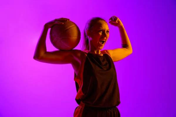 若い運動選手の少女の肖像画 白いスタジオの背景にボールでポーズを統一された女性バスケットボール選手 プロスポーツ 健康的なライフスタイル アクションと運動の概念 — ストック写真