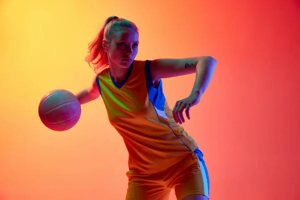 Gemotiveerd Jong Meisje Basketbalspeler Beweging Tijdens Het Spel Spelen Training — Stockfoto