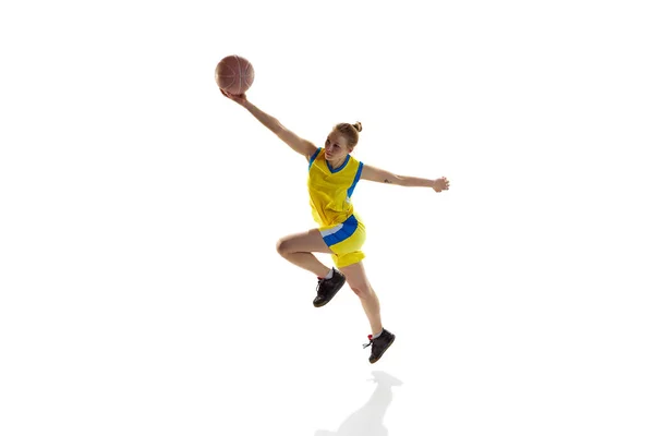 身穿制服的年轻而活泼的女孩 有球训练 在白人工作室的背景下打篮球 等距视图 职业运动 业余爱好 健康生活方式 动作和运动的概念 — 图库照片