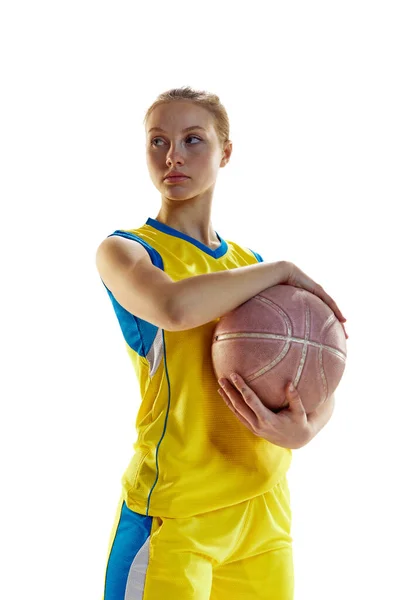 若い女の子の肖像画 白いスタジオの背景にボールでポーズを黄色の制服を着た女性バスケットボール選手 プロスポーツ 健康的なライフスタイル アクションと運動の概念 — ストック写真