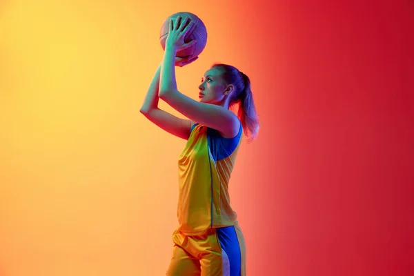 勝者だ やる気のある女性バスケットボール選手 ゲーム中の若い女の子 白いスタジオの背景にボールをポーズ プロスポーツ 健康的なライフスタイル 運動の概念 — ストック写真