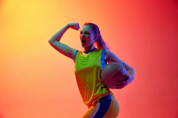 やる気のある女性アスリート 若い女の子 バスケットボールのプレー力を示し 白いスタジオの背景にボールでポーズを取ります プロスポーツ 健康的なライフスタイルの概念 — ストック写真