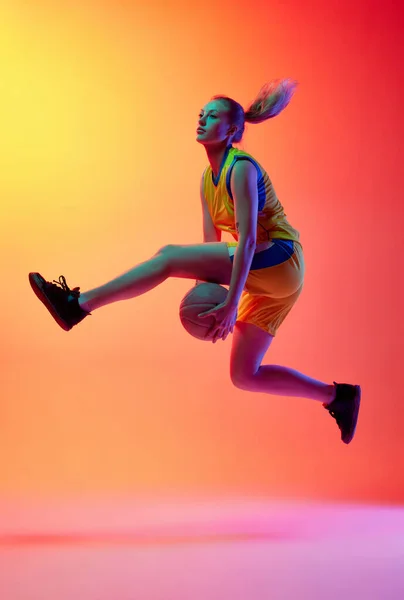 Slam Dunk Actieve Vrouwelijke Basketbalspeler Beweging Tijdens Het Gooien Van — Stockfoto