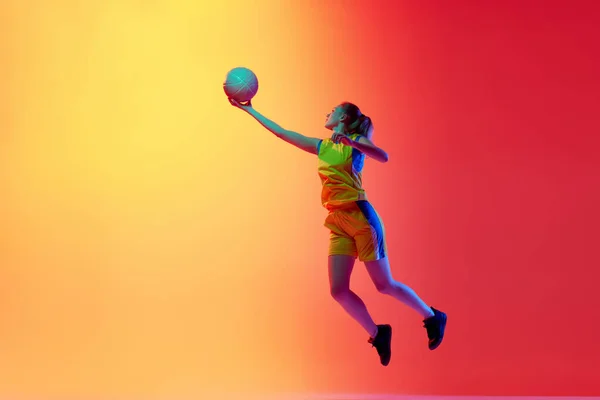灌篮灌篮 在运动 打篮球等方面 年轻而活泼的女孩在白人工作室背景下打篮球 职业运动 业余爱好 健康生活方式 动作和运动的概念 — 图库照片