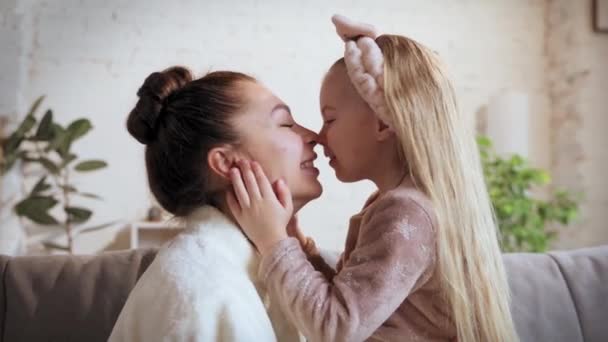 Mujer Joven Encantadora Niña Bonita Madre Hija Pasando Tiempo Juntos — Vídeo de stock
