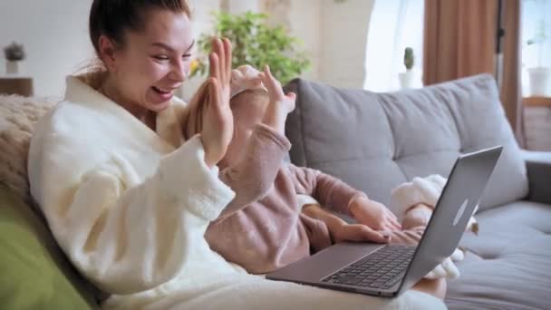 Glückliche Lächelnde Junge Frau Mutter Und Ihr Hübsches Kleines Mädchen — Stockvideo