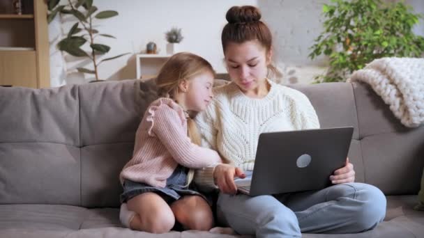 Młoda Matka Kobieta Siedząca Kanapie Domu Pracująca Laptopie Mała Córeczka — Wideo stockowe