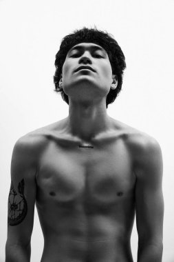 Siyah ve beyaz, gözleri kapalı poz veren atletik bir genç resmi, boktan bir geçmişi olan üstsüz biri. İç dünya, zihin açılıyor. Erkek vücudu estetiği, stili, modası, sağlığı kavramı