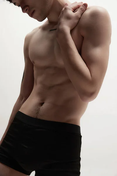 Ausgeschnittenes Bild Eines Attraktiven Reliefartigen Starken Männlichen Körpers Vor Weißem — Stockfoto
