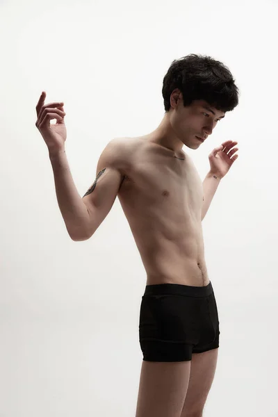 Portrét Mladého Muže Štíhlým Fit Reliéfní Tělo Pózuje Bez Trička — Stock fotografie