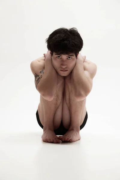 内心的恐惧年轻而严肃的小伙子的画像 赤身裸体 穿着内裤躺在地板上 双手搭在白色背景上 男性身体美学 男性美的概念 — 图库照片