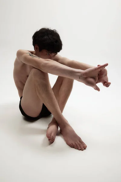 Πορτρέτο Του Νεαρού Άνδρα Που Ποζάρει Γυμνός Κάθεται Κρύβει Κεφάλι — Φωτογραφία Αρχείου