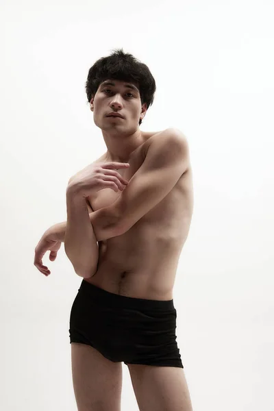 白いスタジオの背景に黒い下着姿の若いアジア人男性の肖像画 リリーフ フィット感 強い男性の体 男性の体の美学 スタイル ファッション メンズ美しさの概念 — ストック写真