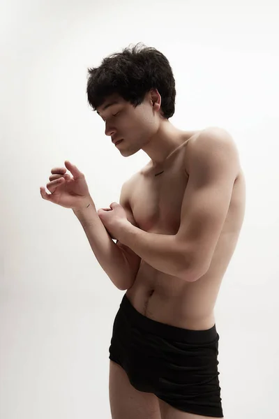 Kräftiger Muskulöser Erleichterter Körper Junge Brünette Posiert Hemdlos Unterwäsche Vor — Stockfoto