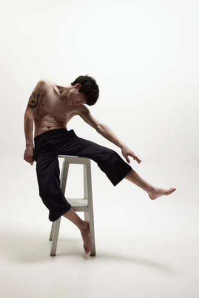 Kunst Van Het Menselijk Wezen Jonge Shirtloze Man Zittend Stoel — Stockfoto