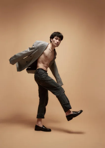 Moderní Móda Mladý Asiat Pózuje Stylové Šedé Bundě Kalhotách Pozadí — Stock fotografie