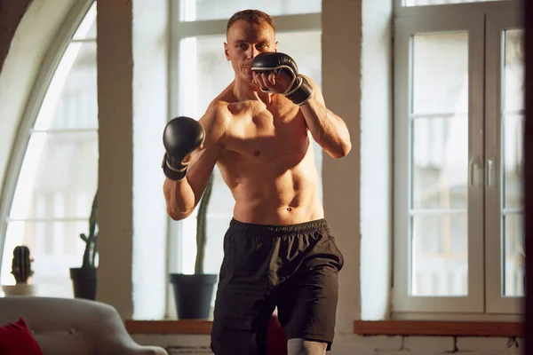 Sportlicher Mann Mit Muskulösem Entspanntem Kräftigem Attraktivem Körper Schulterfreies Training — Stockfoto
