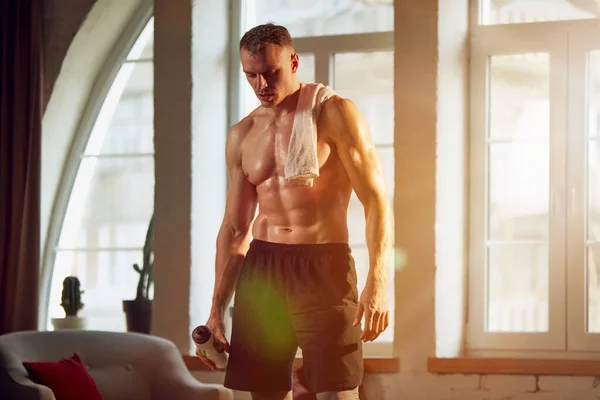 Sportlicher Gutaussehender Mann Mit Erleichtertem Muskulösem Kräftigem Körper Der Nach — Stockfoto