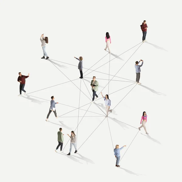 従業員の群衆の空中ビューの白い背景に線と接続されます オンライン通信 人間の協力 オンライン技術 現代的なライフスタイルの概念 — ストック写真