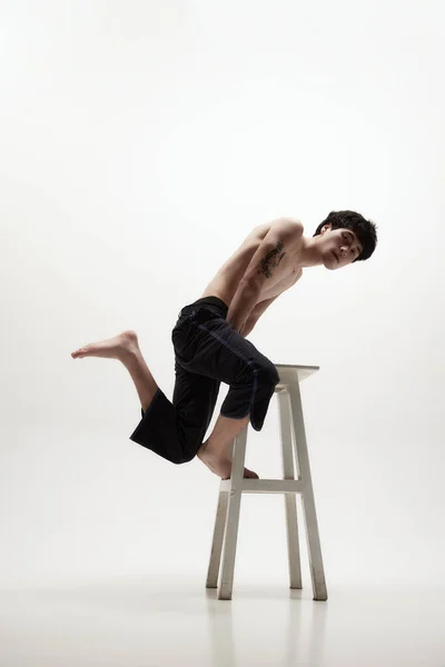 Siyah Pantolonlu Beyaz Stüdyo Arka Planına Karşı Yüksek Sandalyede Zıplayan — Stok fotoğraf