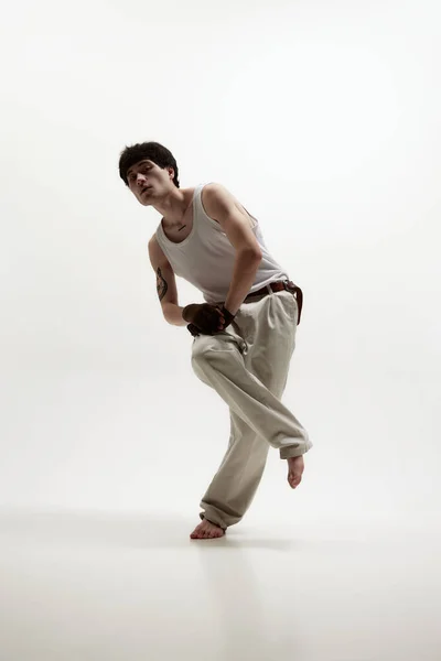 Portrait Jeune Homme Élégant Vêtements Couleur Pastel Posant Pantalon Singulet — Photo