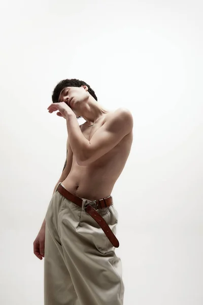 Kişisel Bakım Beyaz Stüdyo Arka Planında Bej Pantolonla Üstsüz Poz — Stok fotoğraf
