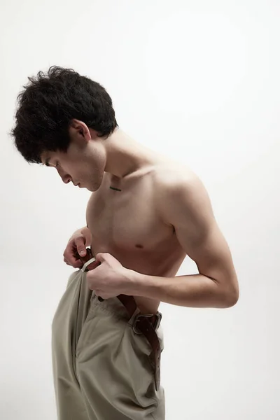 Retrato Joven Guapo Con Cuerpo Forma Posando Sin Camisa Pantalones —  Fotos de Stock
