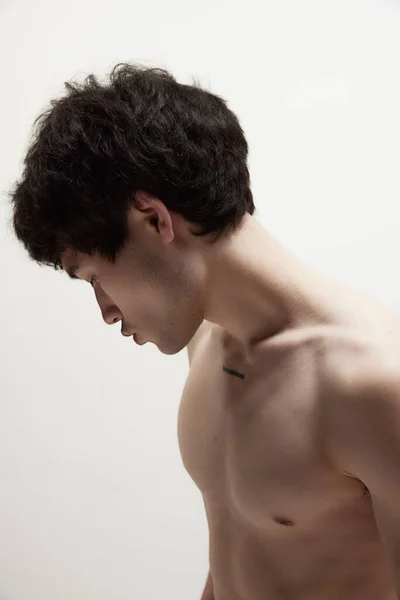 年轻英俊的亚裔男子的画像 身材苗条 轻松自在 赤身裸体 年轻的吸引力 男性身体美学 男性美的概念 — 图库照片