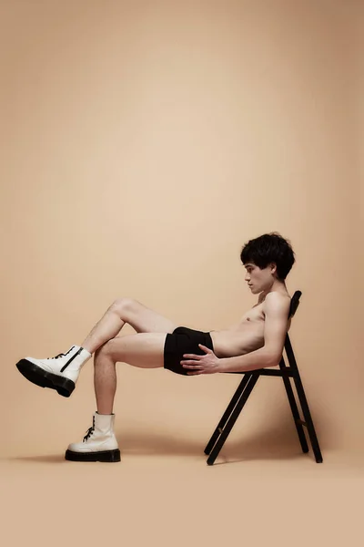 Entspannt Junger Asiatischer Typ Unterwäsche Und Stylischen Stiefeln Der Hemdlos — Stockfoto