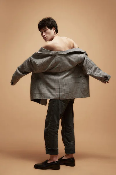 Pełnowymiarowy Portret Młodego Azjaty Pozującego Bez Koszulki Eleganckiej Szarej Kurtce — Zdjęcie stockowe