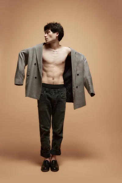 Ganzkörperporträt Eines Jungen Asiatischen Mannes Der Hemdlos Stilvoller Grauer Jacke — Stockfoto