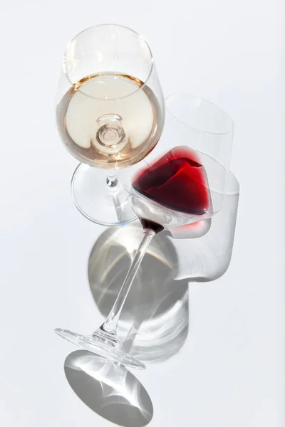 Verticale Afbeelding Van Wijnglazen Gevuld Met Rode Witte Wijn Tegen — Stockfoto