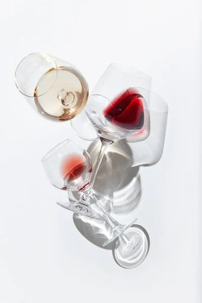 Verticale Afbeelding Van Drie Glazen Gevuld Met Rode Witte Wijn — Stockfoto