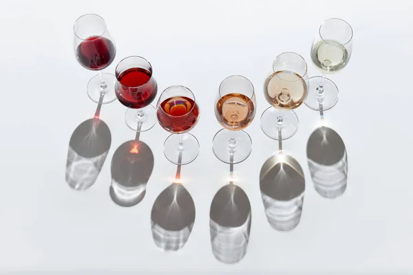 Verscheidenheid Van Smaak Glazen Gevuld Met Diverse Rode Witte Rozenwijn — Stockfoto
