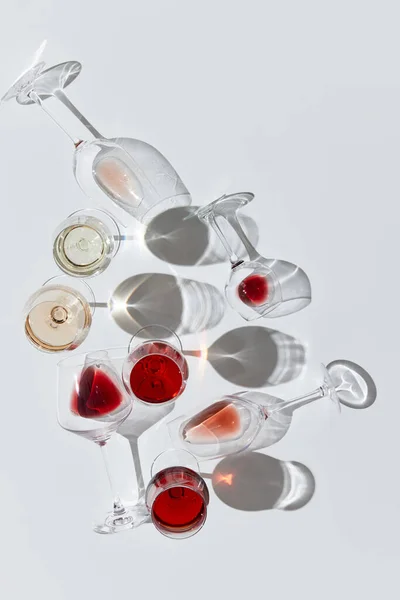 顶部的图像美味的酒精液体 眼镜充满了红色 白色和红色的酒与白色的背景 葡萄酒变质 酿酒的概念 平躺在床上 — 图库照片