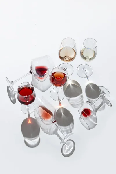 Imagens Vista Superior Delicioso Líquido Álcool Copos Cheios Vinho Tinto — Fotografia de Stock