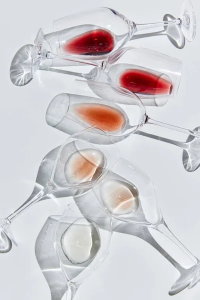 Glazen Gevuld Met Verschillende Rode Witte Rozenwijn Liggend Tegen Een — Stockfoto